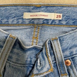 Levi’s WEDGIE STRAIGHT light medium wash sz 25